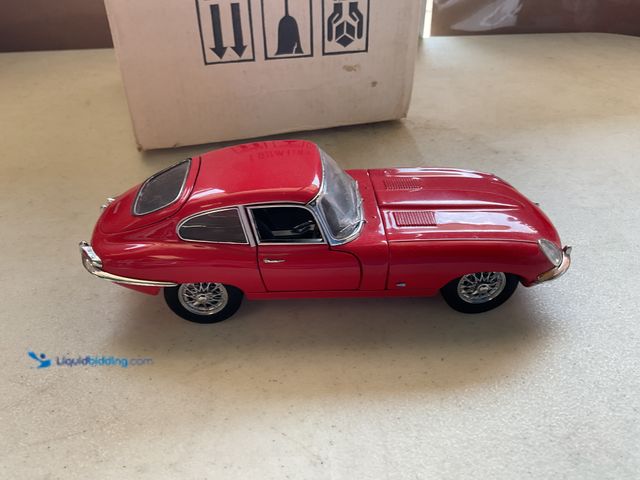 Lot 49-1804637 - 1961 JAGUAR E-TYPE 1/24 SCALE DIECAST CAR