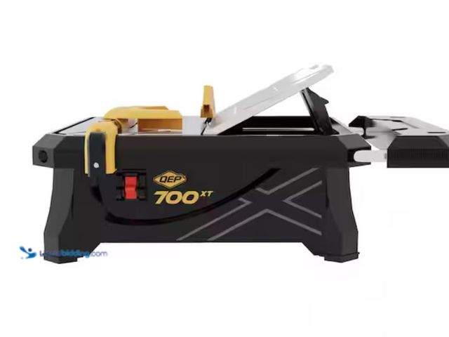 Lot 49-2026136 - QEP 700XT 3/4 HP Wet Tile Saw with 7 in. Blade and Table Extension, Model # 22700Q,  MSRP: $99.97. U...