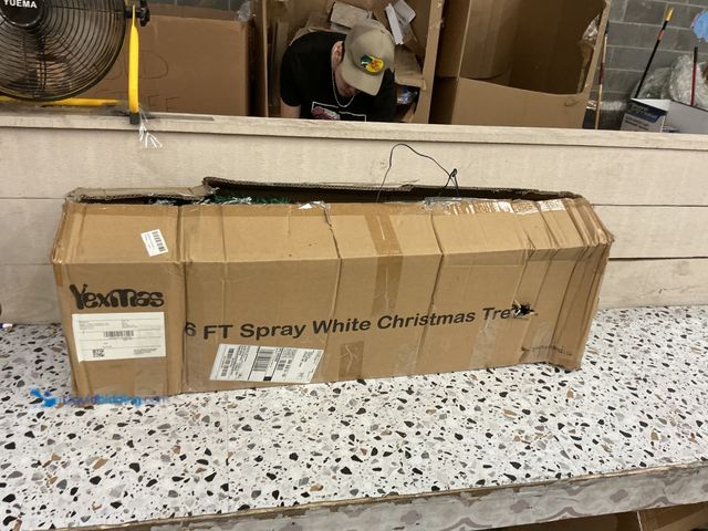 Lot 49-5447634 - 7.5ft Pre-Lit Artificial Christmas Trees,Green Xmas Tree with Large Christmas Tree Storage Bag,Pinec...