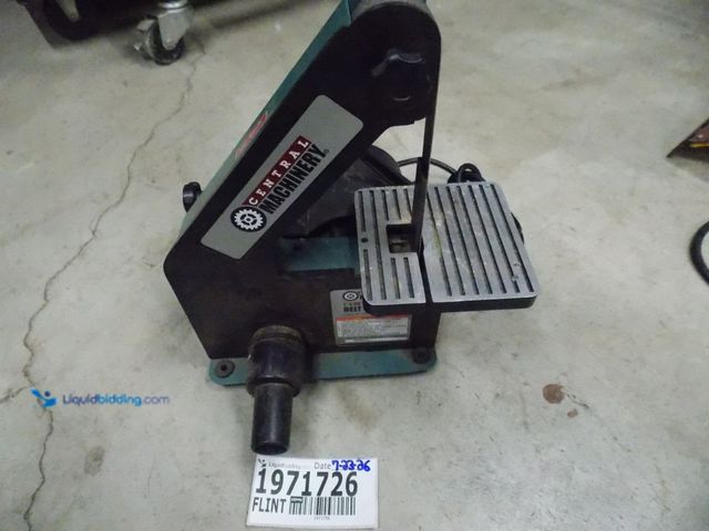 Lot 49-1971726 - 1 Central Machinery 60543 Electric Powered 1" X 30" Belt Sander Central Machinery 1" X 30" Electric ...