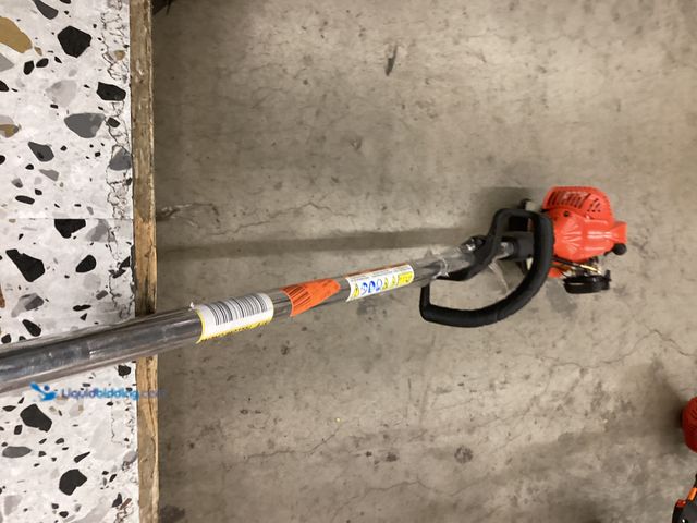 Lot 49-5433975 - ECHO
21.2 cc Gas 2-Stroke Straight Shaft String Trimmer. Item is Used/ Dirty, has compression