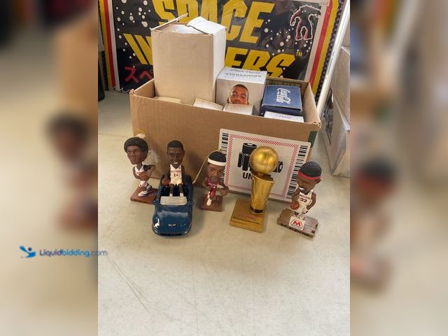 Lot 49-1505477 - COLLECTIBLE BOX LOT OF DETROIT PISTONS BOBBLEHEADS AND BOBBLEHEAD ORNAMENTS. MOST HAVE ORIGINAL BOXE...