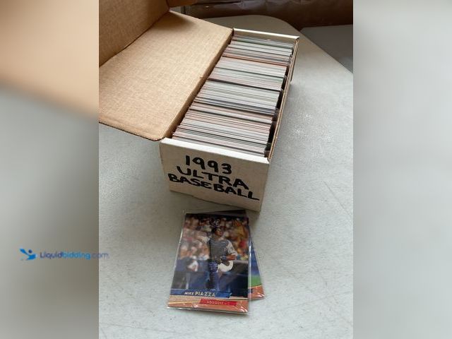 Lot 49-5350269 - 1993 FLEER ULTRA COMPLETE 650 CARD SET INCLUDING MIKE PIAZZA AND MORE