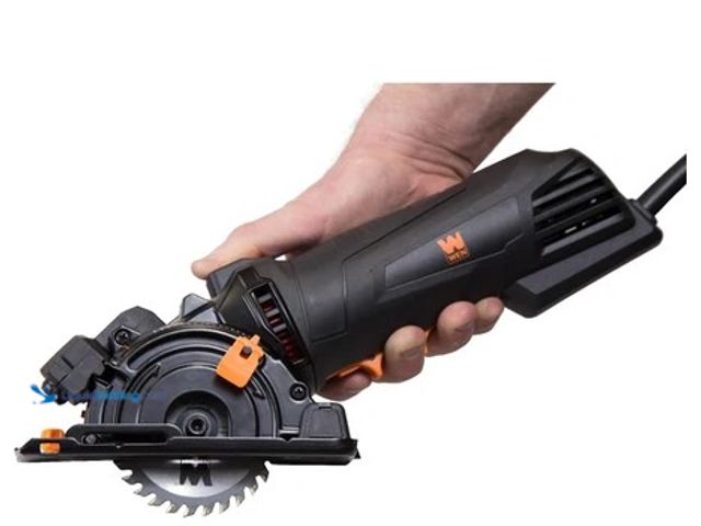 Lot 49-2004562 - WEN 4.2-Amp 3-3/8-Inch Plunge Cut Compact Circular Saw with Laser, Carrying Case, and Three Blades, ...