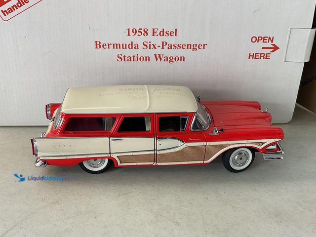 Lot 49-1811277 - COLLECTIBLE  DANBURY MINT COLLECTIBLE 1958 EDSEL BERMUDA  STATION WAGON 1/24 SCALE DIECAST CAR