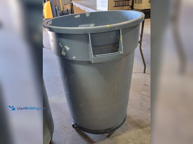 Lot 49-1816005 - 1 Brute Other Grey- 33 Gal Used Brute Trash Barrel on roller wheels