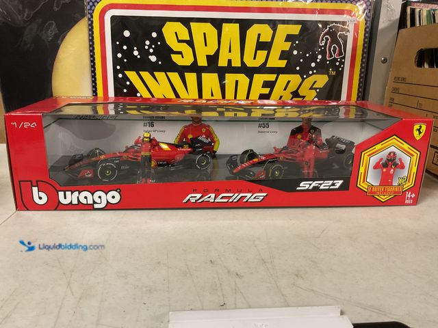 Lot 49-1505462 - COLLECTIBLE AMAZING LARGE 1/24 SCALE DIECAST F1 FORMULA 1 RACING TEAM FERRARI 2 CAR SET INCLUDING LE...