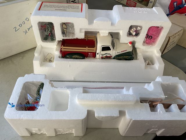Lot 49-1811286 - COLLECTIBLE FRANKLIN MINT 2000 X-MAS TRUCK  WITH ALL ACCESSORIES 1/24 SCALE DIECAST