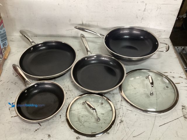 Lot 49-3631310 - HexClad Cookware (3) Skillets (8.5", 11", 12.5") (1) Wok (12.5") (2) Lids (8.5", 11") Used Condition...