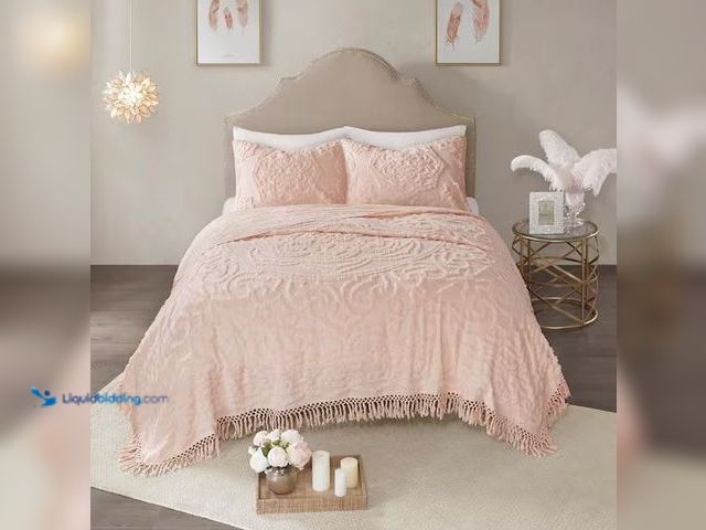 Lot 49-1568508 - Madison Park Virginia 3-Piece Blush Cotton Tufted Chenille Medallion Fringe King/Cal King Coverlet S...