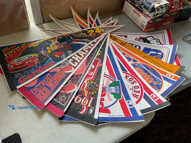 Lot 49-1830765 - COLLECTIBLE LOT OF 10 SPORT PENNANTS FROM VARIOUS TEAMS AND SPORTS INCLUDING DETROIT RED WINGS, FLIN...