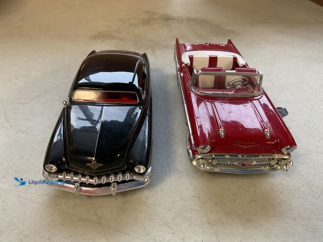 Lot 49-1505285 - COLLECTIBLE LOT OF 2 LIMITED EDITION LIBERTY CLASSICS BUDWEISER DIECAST CAR BANKS HIGHLY COLLECTIBLE...