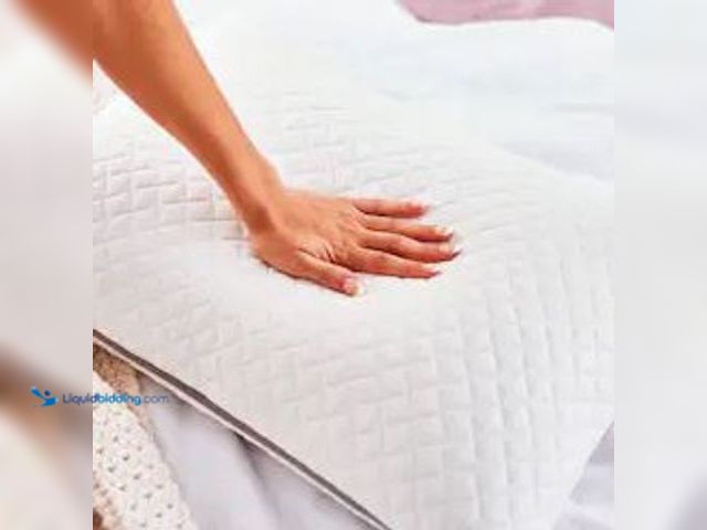 Lot 49-1625519 - Serta - Layered Luxury Gel Memory Foam Pillow King - Off-White, Model # 3078835, Unused.