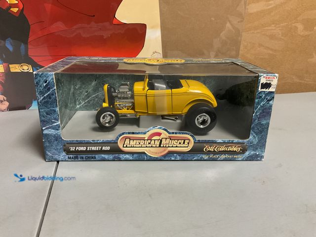 Lot 49-1505367 - COLLECTIBLE AMAZING 1/18 DIE CAST METAL 1932 FORD STREET ROD AMERICAN MUSCLE COLLECTORS EDITOON IN O...