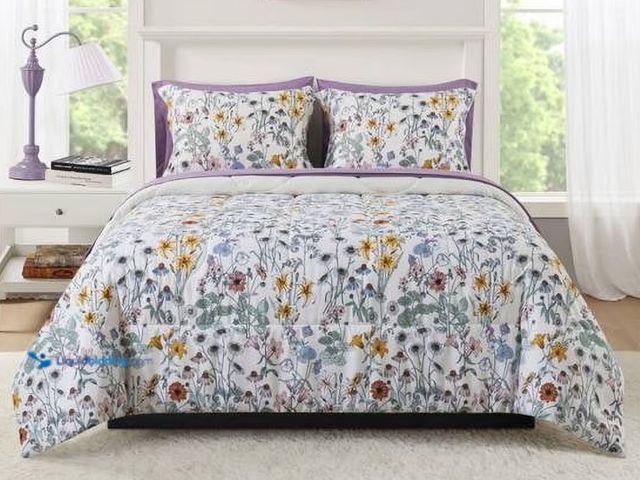 Lot 49-1625758 - Mainstays 7-Piece Reversible Bed in a Bag Comforter Set with Sheets, White Multi Floral, King, Model...