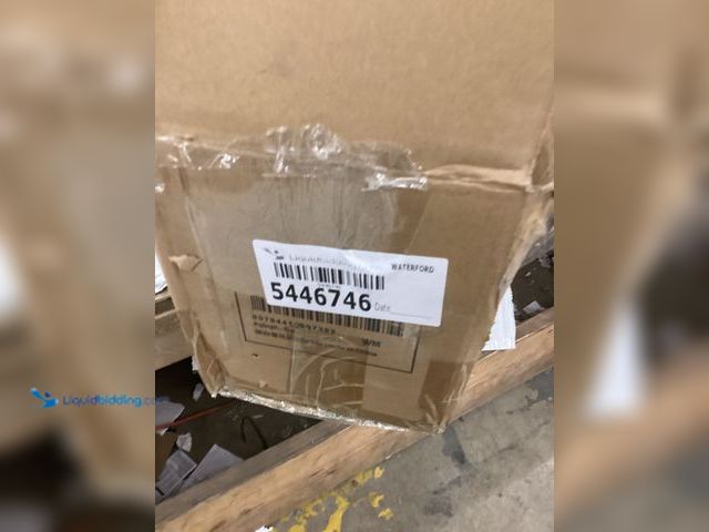 Lot 49-5446746 - Ayieyill 6FT Pre-Lit Artificial Christmas Tree. Item is used.