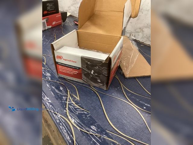 Lot 49-3539604 - Ingersoll Rand 300G Air Sander, 6 in Pad/Disc, 15.5 cfm Air Item is used with attachments