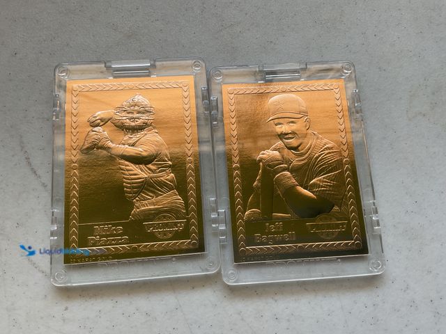 Lot 49-1804172 - COLLECTIBLE LOT OF 2 PROMINT 22K GOLD FOIL BASEBALL CARDS IN HARD PLASTIC CASES INCLUDING MIKE PIAZZ...