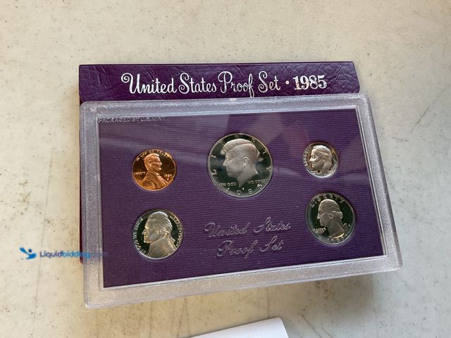 Lot 49-1830022 - 1985 UNITED STATES PROOF SET 5 COINS IN HARD PLASTIC CASE AND ORIGINAL SLEEVE #COINS0219