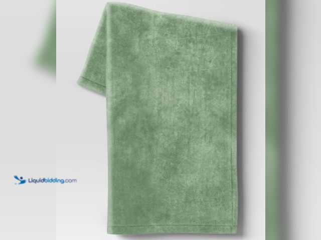 Lot 49-5542554 - Plush Throw Blanket Green - Room Essentials™: Soft, Midweight, Machine Washable, 50x60 inches, Facto...