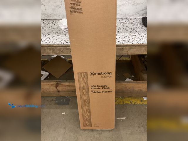 Lot 49-5460874 - Armstrong 480 Country Classic Plank. Item is Unused