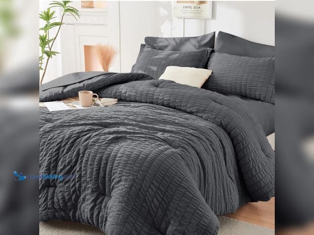 Lot 49-3528352 - HYMOKEGE 7 Piece King Size Comforter Set Seersucker, All Season Luxury Bed in a Bag for Bedroom, Bed...
