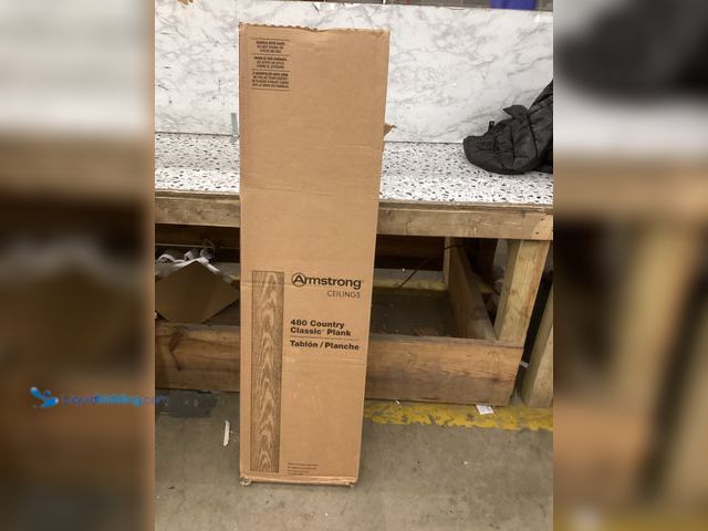 Lot 49-5460866 - Armstrong 480 Country Classic Plank. Item is Unused