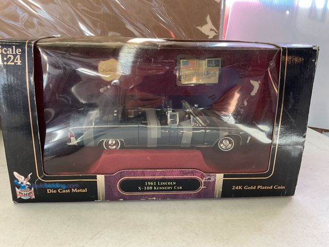 Lot 49-1810343 - COLLECTIBLE 1/24 SCALE DIECAST CAR IN ORIGINAL BOX 1961 LINCOLN X-100 KENNEDY CAR WITH 24K GOLD PLAT...