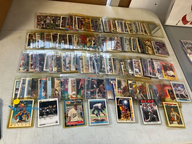 Lot 49-1505587 - COLLECTIBLE TABLE LOT OF BETTER SPORT CARDS FROM DIFFERENT YEARS AND TYPES MOST IN HARD TOP LOADS IN...