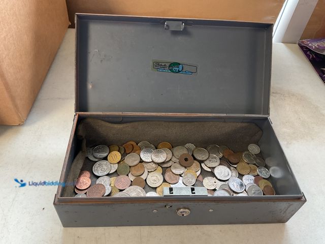Lot 49-1505561 - VINTAGE METAL LOCK BOX WITH VARIOUS FOREIGN CURRENCY COINS INCLUDING VARIOUS COUNTRIES #COINS1211