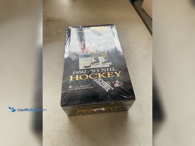 Lot 49-1505770 - COLLECTIBLE FACTORY SEALED 1992-93 SCORE NHL HOCKEY WAX PACK BOX OF 36 PACKS #COINS0122