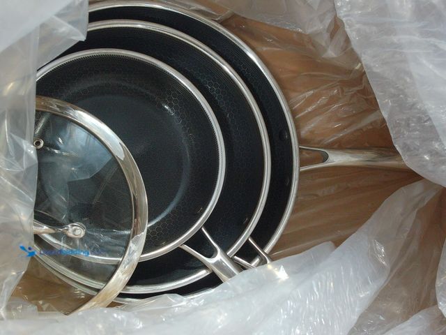 Lot 49-2021646 - HexClad cookware set, 4 pans, 3 lids. Slightly used.