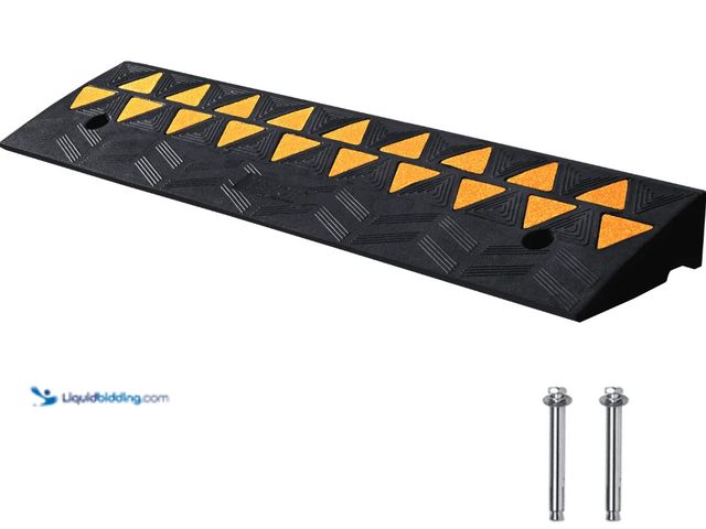 Lot 49-1523357 - VEVOR Rubber Curb Ramp 3.7" Rise Height Sidewalk Curb Ramp, 10" Width 39.4" Length Driveway Ramp for...