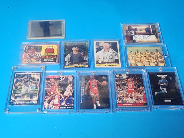 Lot 49-1988931 - LOT OF SPORTS CARDS IN HARD PROTECTIVE CASES.
