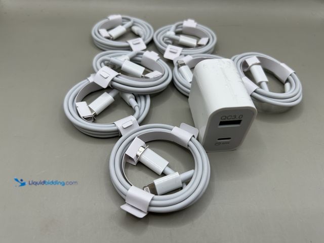 Lot 49-1805007 - New SEVEN USB C to Lightning Cables AND ONE CHARGING BLOCK