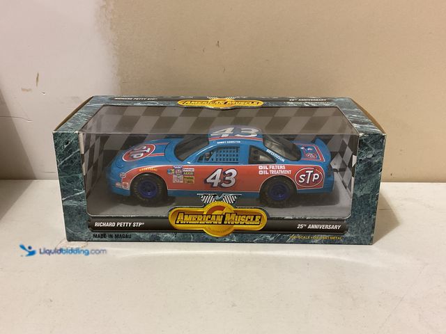 Lot 49-1976350 - Other WOW FACTORY SEALED 1:18TH SCALE AMERICAN MUSCLE COLLECTORS EDITION RICHARD PETTY STP #43 BOBBY...