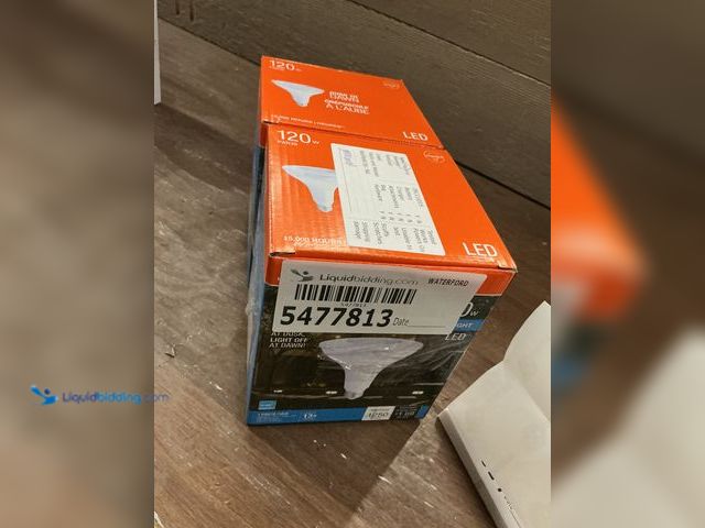 Lot 49-5477813 - LEDVANCE Sylvania Dusk to Dawn PAR38 LED Light Bulb with Auto On/Off Light Sensor, 120W=14W, 1250 Lu...