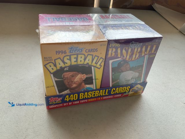 Lot 49-1801427 - 1996 TOPPS MICKEY MANTEL SERIES I AND II BASEBALL SET.