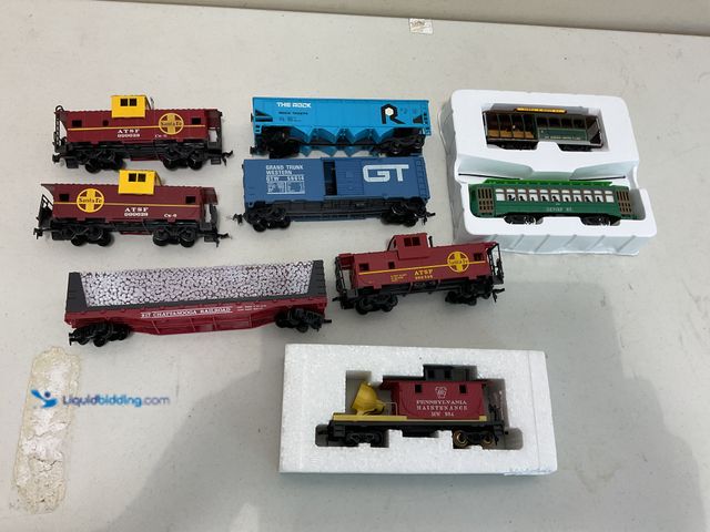 Lot 49-1977894 - Other LOT OF 9 HO SCALE TRAIN CARS INCLUDING CABOOSE, FREIGHT, TROLLEY AND MORE APPEAR TO BE NEW WIT...