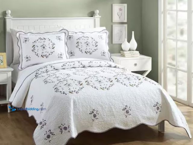 Lot 49-1569314 - MODERN HEIRLOOM Gwen Full Queen Cotton Quilt Set 3-Piece, Model # A134C08PRNDS, Unused.  Ref#SR0114