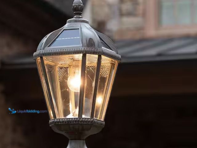 Lot 49-2001486 - GAMA SONIC Royal Bulb Series 1-Light Weathered Bronze Outdoor Weather Resistance Solar LED Post Ligh...