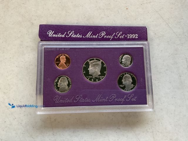Lot 49-5467362 - 1992 UNITED STATES MINT PROOF SET 5 COINS IN HARD PLASTIC CASE WITH ORIGINAL SLEEVE
