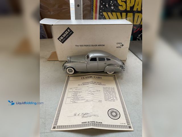 Lot 49-1505773 - COLLECTIBLE HIGH END DETAIL DANBURY MINT 1933 PIERCE SILVER ARROW 1/24 SCALE DIECAST CAR IN ORIGINAL...