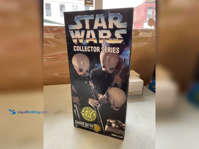 Lot 49-1505216 - COLLECTIBLE 1997 STAR WARS DOIKK NA’TS WITH FIZZZ CANTINA BAND 12 INCH ACTION FIGURE IN ORIGINAL BOX...