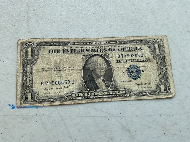 Lot 49-1804343 - 1935 G BLUE SEAL UNITED STATES ONE DOLLAR SILVER CERTIFICATE.