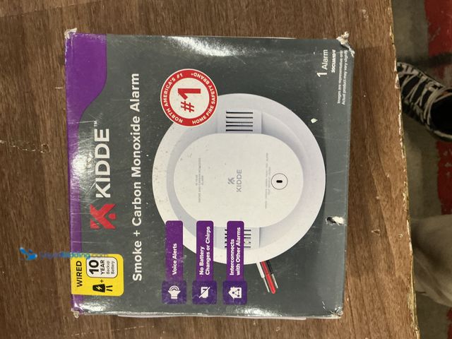 Lot 49-3563538 - Kidde 10-Year Battery and Hardwired Smoke and Carbon Monoxide Detector, Interconnectable, LED Lights...