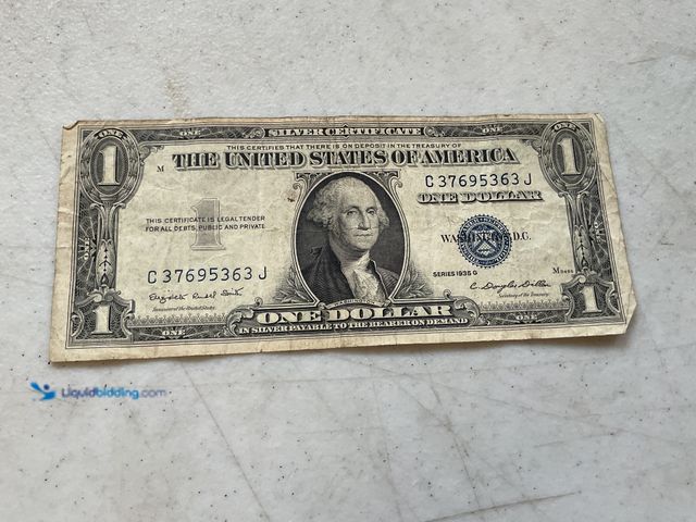 Lot 49-1505239 - 1935 G LARGE BLUE SEAL UNITED STATES ONE DOLLAR SILVER CERTIFICATE #COINS1211