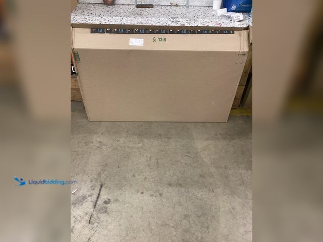 Lot 49-5486631 - Leaf Garden Trellis Item is used