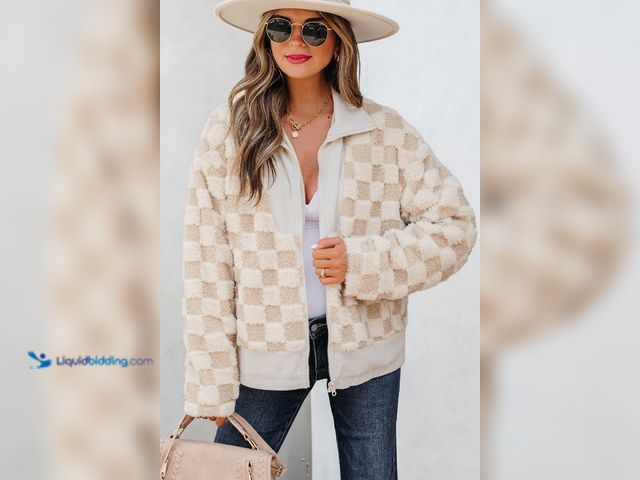 Lot 49-1570297 - Threaded Pear Emily Size Small Zip Up Collared Sherpa Jacket, Model # 807434060189, Unused.   Ref#AM...