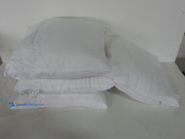 Lot 49-1557140 - Durayloly 17" x17" Pillow Inserts, 100% Polyester, White, Slightly used.   Ref#BULK1126